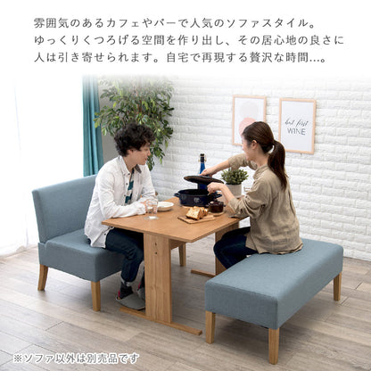 幅105cm 奥行ゆったり コンパクトダイニングソファ 2人掛け テーブルと合わせた使用イメージ（テーブル等は付属しません）