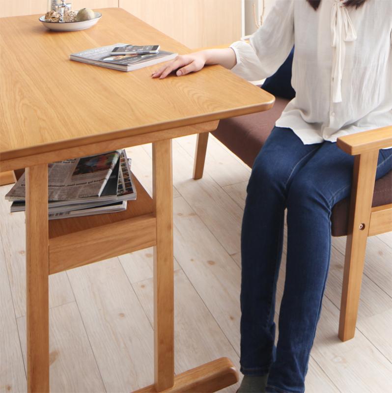 読み物をしまえる棚付き 幅150cmダイニングテーブル 棚付きテーブルに座った使用イメージ（ソファ等は付属しません）